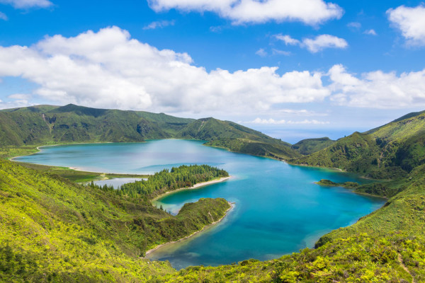 Urmatoarea si ultima oprire va fi la Lagoa do Fogo, pe Muntii Barrosa, inconjurat de munti inalti si vegetatie endemica luxurianta