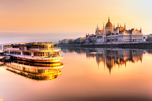 Seara, optional, Budapesta by night, tur panoramic si  croaziera cu cina romantica pe Dunare