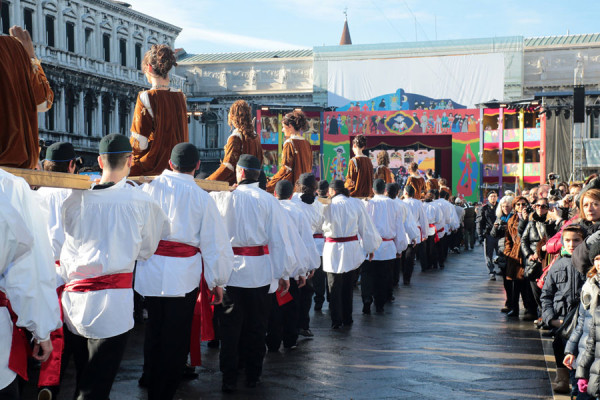 Competitia cu “spirit de carnaval” are loc in Piata San Marco, unde fantezia costumelor, mastilor, penelor si palariilor sfideaza cu desavarsire monotonia.