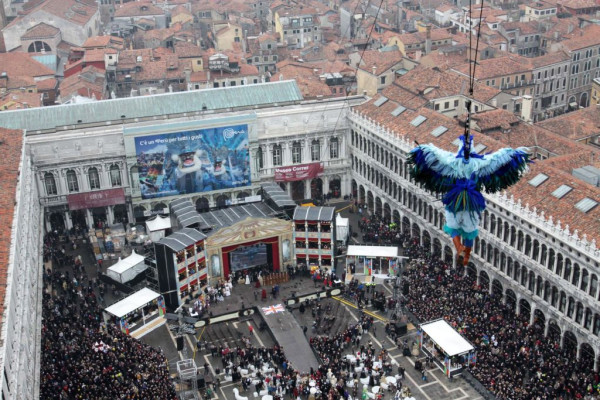 Astazi, de la ora 12:00, are loc celebrul zbor la Vulturului–Volo della’Aquila din Piazza San Marco