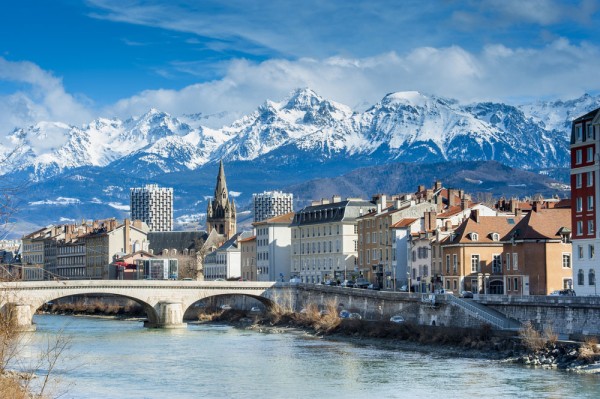 Incepem ziua cu o plimbare impreuna cu insotitorul de grup prin Grenoble, oras situat in inima Alpilor francezi