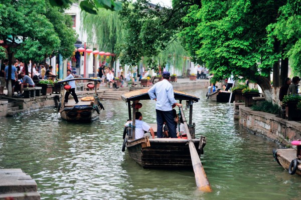 Ne deplasam si catre orasul pe apa, vechi de peste 1700 ani, Zhujiajiao, situat langa Shanghai.