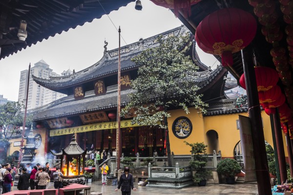 Ne intoarcem in Shanghai si continuam vizitele cu Templul statuilor de jad ale lui Buddha.