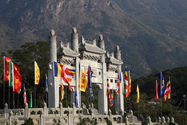 Asezata langa manastirea Po Lin, statuia simbolizeaza relatia armonioasa dintre om, natura si religie.