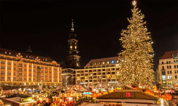 Seara o vom petrece la Piata  de Craciun Cracovia din Rynek Glowny, plină de tarabe, ce ofera ornamente frumoase de Crăciun, meșteșuguri regionale, ceramică, blănuri, figurine mici din înger, făcute din sticlă și lemn...