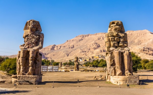 pazite de Colosii lui Memnon, doua statui gigantice