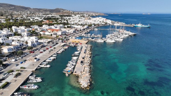 Ne aflam in Paros, o insula situata in centrul grupului de insule Ciclade.