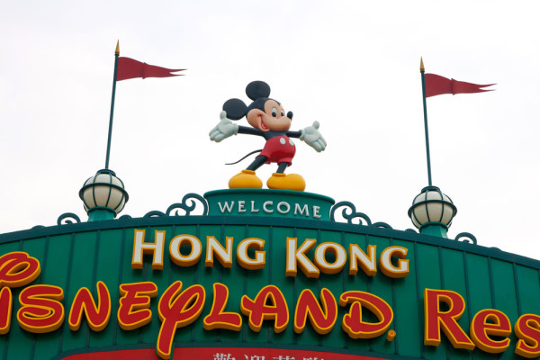 Excursie optionala la Disneyland Hong Kong. Desi pare o lume magica dedicata copiilor, Disneyland Hong Kong este o destinatie de vacanta excelenta si pentru adulti. Un tinut fermecator din toate punctele de vedere.