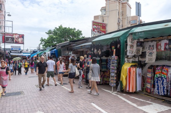 Nu se poate sa ratati vizita la Stanley Market, faimoasa pentru vanatoarea de chilipiruri