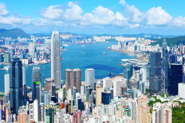 Descoperiti principalele atractii ale Hong Kong-ului intr-un tur al insulei cu ghid local. Fiti martori la privelistea spectaculoasa asupra orasului de pe Varful Victoria cu vedere panoramica asupra Insulei Hong Kong, Kowloon si imprejurimile.