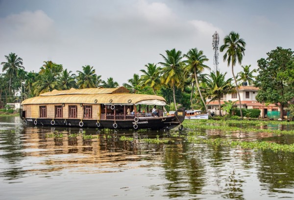 O incursiune in Kerala nu poate fi completa fara experienta unei nopti de cazare pe asa numitele kettuvallam