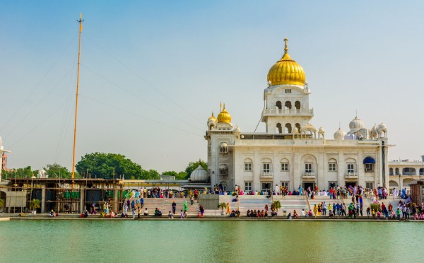 Daca timpul ne permite, vom vizita si Gurudwara Bangla Sahib, care dateaza din Sec al XVII-lea. Este unul dintre centrele proeminente de pelerinaj sikh din Delhi.