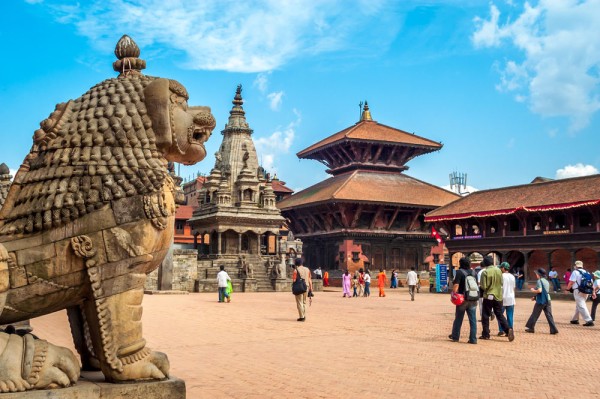 Dimineata vizitam Bhaktapur, vestit pentru arta eleganta, cultura fabuloasa si stilul de viata indigen. Un muzeu in aer liber, Bhaktapur are inumerabile capodopere monumentale, una mai atractiva ca cealalta.