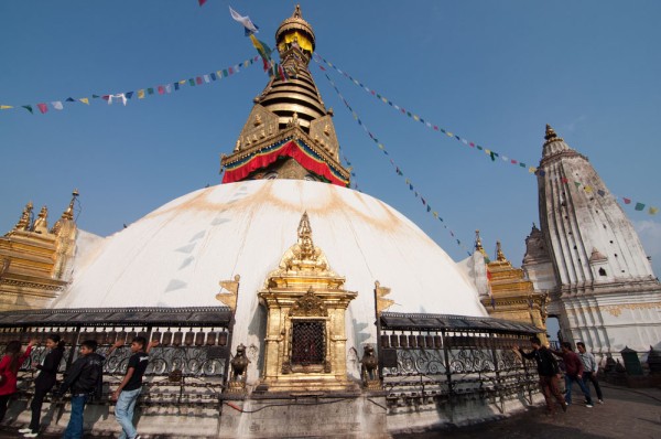 Continuam cu Stupa Swoyambhunath, construita acum 2.500 de ani. Este cunoscuta ca templul maimutelor pentru ca intr-o parte a templului traiesc maimute considerate sfinte.