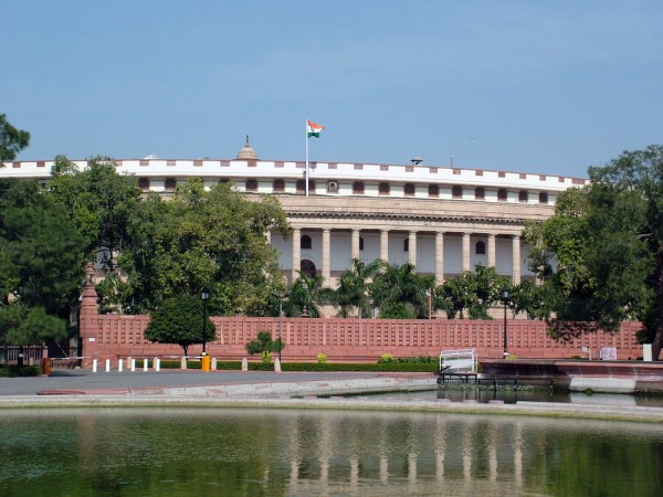 Urmeaza magnificul edificiu Casa Parlamentului sau Sansad Bhavan.