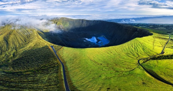 Caldeira pentru a va bucura de privelistea spectaculoasa a interiorului unui crater adanc de 400 m si 2 km latime