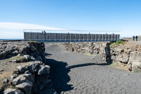 ne imbarcam in autocar si vom vizita peninsula Reykjanes cu zona geotermala Krysuvik, farul Reykjanes si podul peste continente, Hafnir !