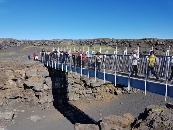 vom vizita peninsula Reykjanes cu zona geotermala Krysuvik, farul Reykjanes si podul peste continente, Hafnir!