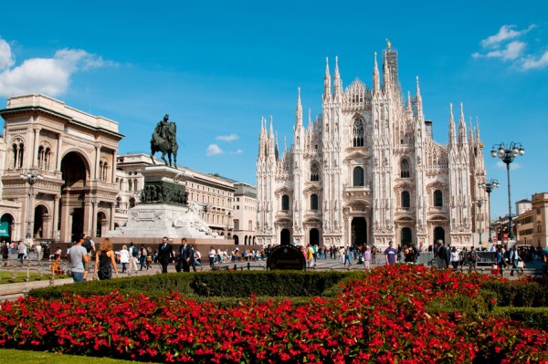 Ne imbarcam in autocar si pornim intr-un tur panoramic Milano