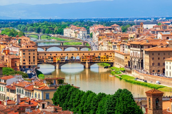 Veti ajunge pe cel mai vechi pod din oras, Ponte Vecchio, de unde veti putea admira raul Arno cu apele sale involburate