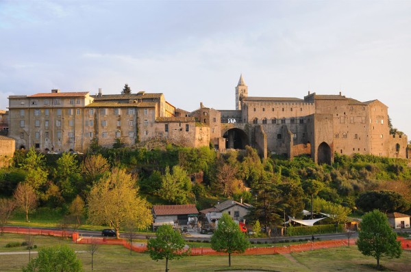 Ne vom indrepta azi catre Viterbo sau, cum mai este cunoscut, „orasul papilor"