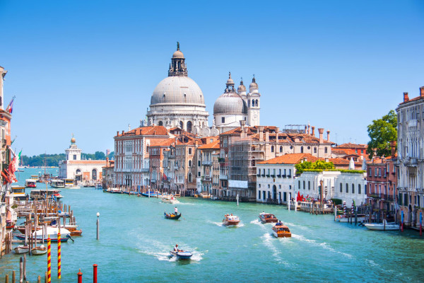 Una dintre principalele atractii al orasului este “Marele Canal”, care trece prin oras si are o lungime de aproximativ 4 km si o latime de 70 m.