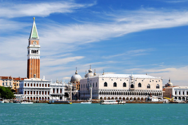 Venetia, construita pe 122 insule conectate prin 400 de poduri, este un oras-monument al Italiei unde absolut orice cladire poate pretinde a fi un monument istoric.