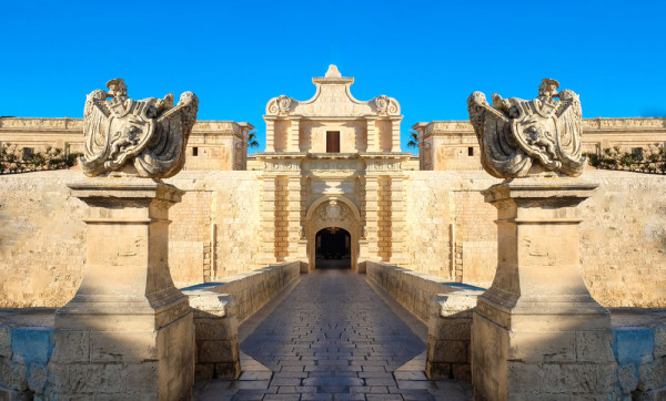 urmata de Mdina–vechea capitala a Maltei, “orasul tacut” cum mai este cunoscut. In acest mic orasel cu strazi inguste, in totalitate pietonal, ne vom plimba pe langa bastioanele impozante de unde vom avea o vedere panoramica asupra intregii insule