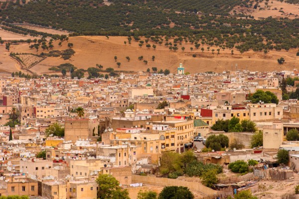 Tur de oras Fes-unul dintre cele patru orase imperiale ale Marocului. Initial o mica asezare pe malurile raului cu acelasi nume, Fes are in prezent trei parti distincte care se intind pe dealurile din jur.