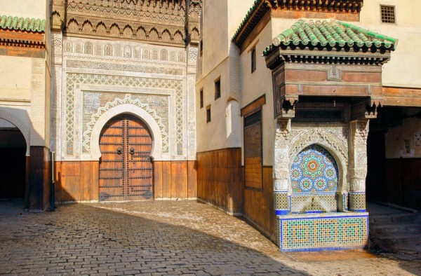 Veti admira Fantana Nejjarine decorata cu stuc si ceramica traditionala, o adevarata opera de arta, ce se afla langa moschee, in Place Nejjarine, langa bazar.