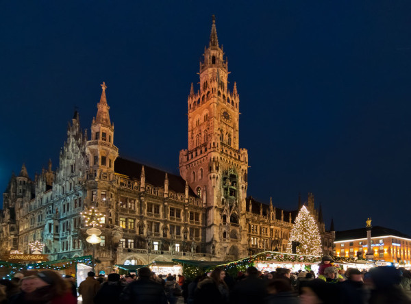 Aceasta piata de Craciun este la fel de veche precum berariile pentru care Munchen-ul este renumit si este una dintre cele mai frumoase Piete de Craciun din Germania.