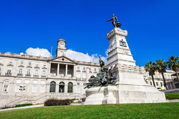 Exploram Porto intr-un tur de oras cu ghid local vizitand Palatul Bursei si Magnifica Biserica Gotica St. Francisco.