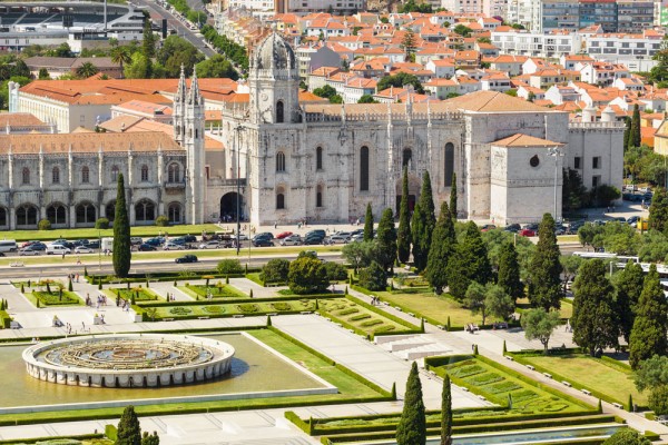 Ne vom opri in cartierul Belem – un loc strans legat de descoperirile maritime portugheze pentru a vizita Biserica Jeronimos