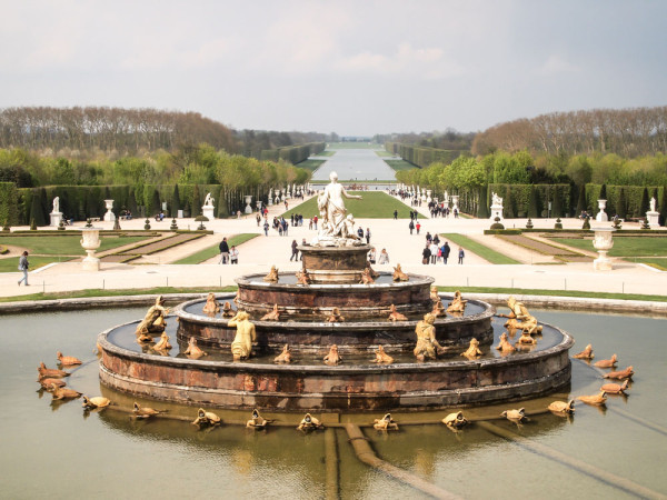 In uriasul parc al castelului mai puteti admira: Fantana lui Apollo, Fantana Latona, Orangeria cu sera de maslini si portocali a palatului.