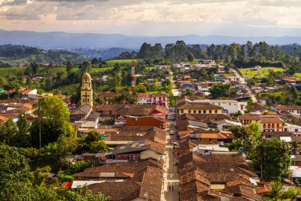 Continuam cu fabulosul orasel Salento unde vom vizita Plaza de Bolivar si vom admira tipicele balcoane colorate, strada principala, atelierele de artizanat