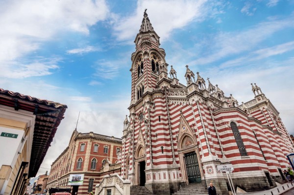 Apoi o plimbare prin centrul istoric al orasului cu: biserica El Carmen, Plaza Bolívar, palatul Nariño - resedinta presedintelui Columbiei