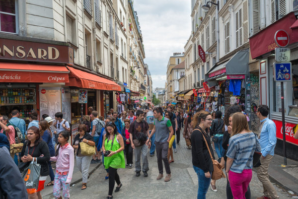 Astazi va propunem un tur pietonal cu ghidul insotitor prin Parisul pitoresc. Intram in atmosfera tipica acestui oras admirand, printre altele: cartierul Montmartre, un cartier cu un aer boem si plin de monumente de arta