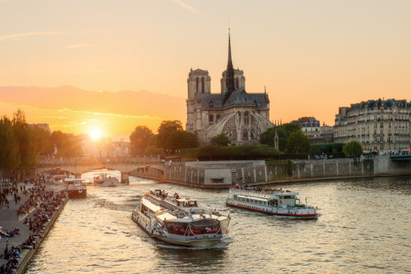 Dupa amiaza bonus Croaziera pe Sena. De pe ambarcatiunea cu vedere panormica puteti admira: Turnul Eiffel, Trocadero, Muzeul de Arte Moderne, Place de la Concorde, Grand Palais, Assemblee Nationale, Musee National D’Orsay...