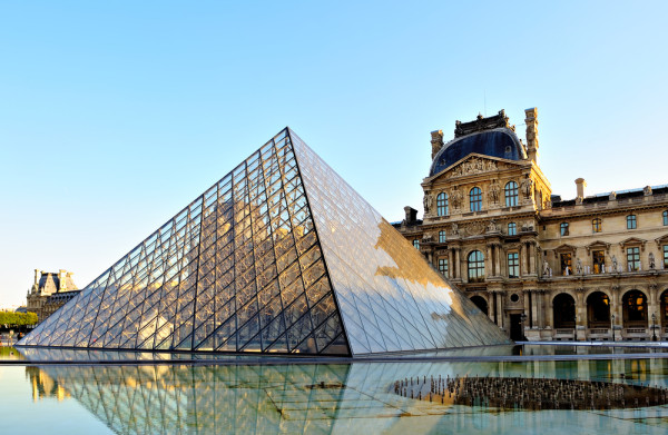 De pe ambarcatiunea cu vedere panoramica puteti admira: Turnul Eiffel, Trocadero, Muzeul de Arte Moderne, Place de la Concorde, Grand Palais, Assemblee Nationale, Musee National D’Orsay, Gradinile Tuileries, Muzeul Louvre