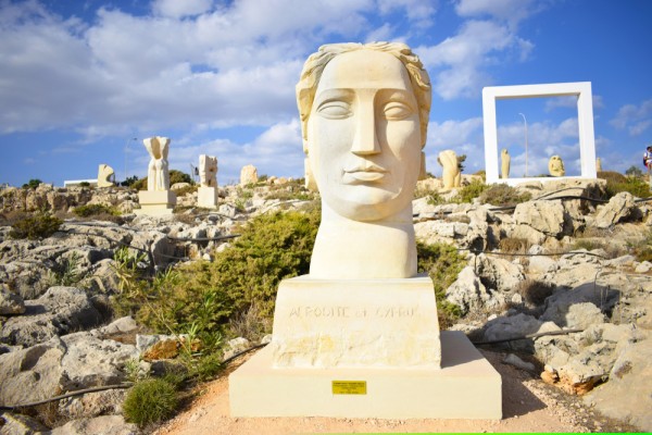 Calatoria va continua catre Parcul de Sculptura