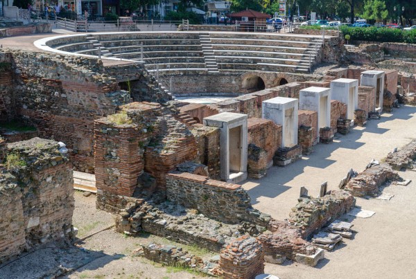 Vom efectua un tur de oras, atat pietonal cat si cu autocarul, din care nu vor lipsi nici obiective precum: Agora Romana,