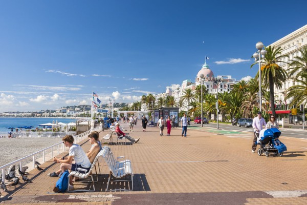 Ne vom plimba pe Promenade des Anglais, vestita artera din centrul Nisei.