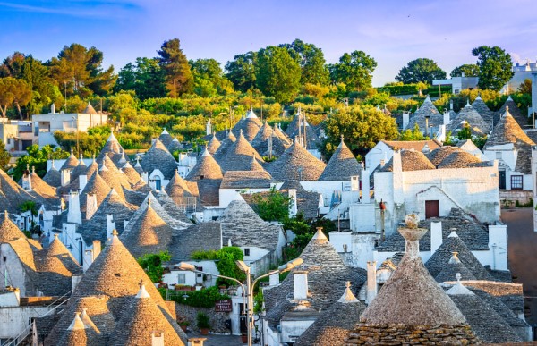 In continuarea zilei vom vizita orasul de poveste Alberobello.