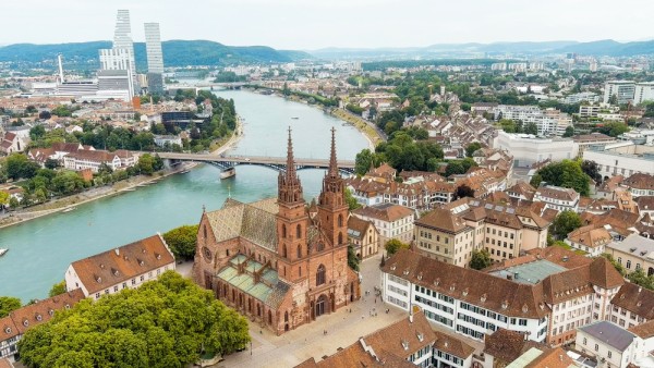 Printre monumentele emblema ale orasului se numara cladirea primariei cu decoratiuni realizate din gresie rosie si Catedrala din Basel (Basler Munster)