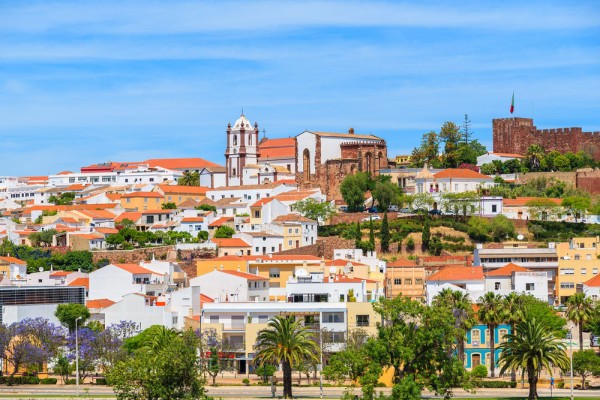 Calatoria va continua catre Silves, un oras pitoresc cuibarit in Algarve, renumit pentru trecutul sau maur.