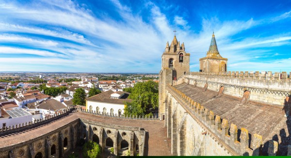 Dupa-amiaza continuam calatoria catre Évora, oras inclus in Patrimoniul Mondial UNESCO