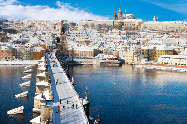 Dupa un popas la Piata de Craciun de aici vom cobora in Mala Strana (Orasul Mic) si pe podul Carol, unul din cele mai vechi si cunoscute poduri din Europa,