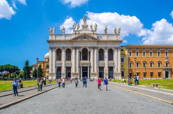 Sau puteti vizita renumitelor biserici: San Giovanni Laterano, prima catedrala oficiala din Roma ctitorita de Constantin cel Mare in 324