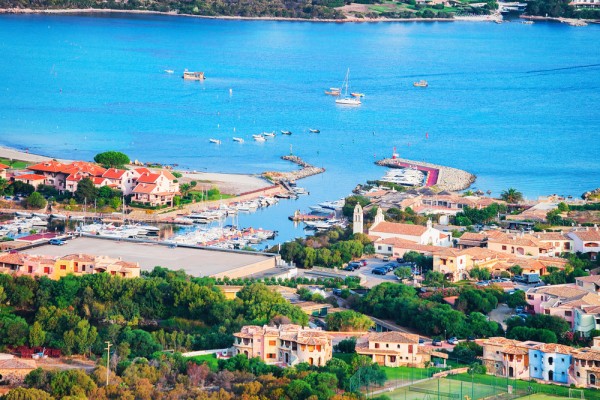 Vom incepe vizitele cu Porto Rotondo, o destinatie de vacanta cu oameni prietenosi, mancare exceptionala si plaje superbe