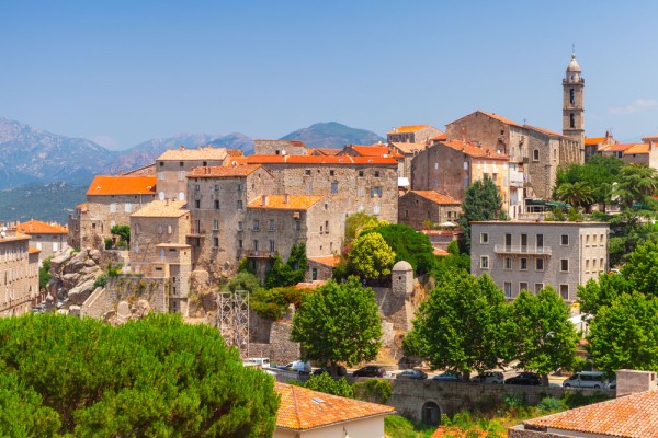 Plecam azi spre sud ajungand pana in Sartene, un oras inconjurat de peisaje naturale spectaculoase, cu munti paduri si plaje frumoase